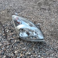 десен фар за тойота корола версо 01 - 05 TOYOTA COROLA VERSO, снимка 1 - Части - 44155903