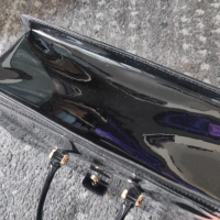 Лачена чанта тип куфарче, снимка 2 - Чанти - 36403704