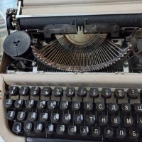 Пишеща машина, снимка 3 - Антикварни и старинни предмети - 42841201