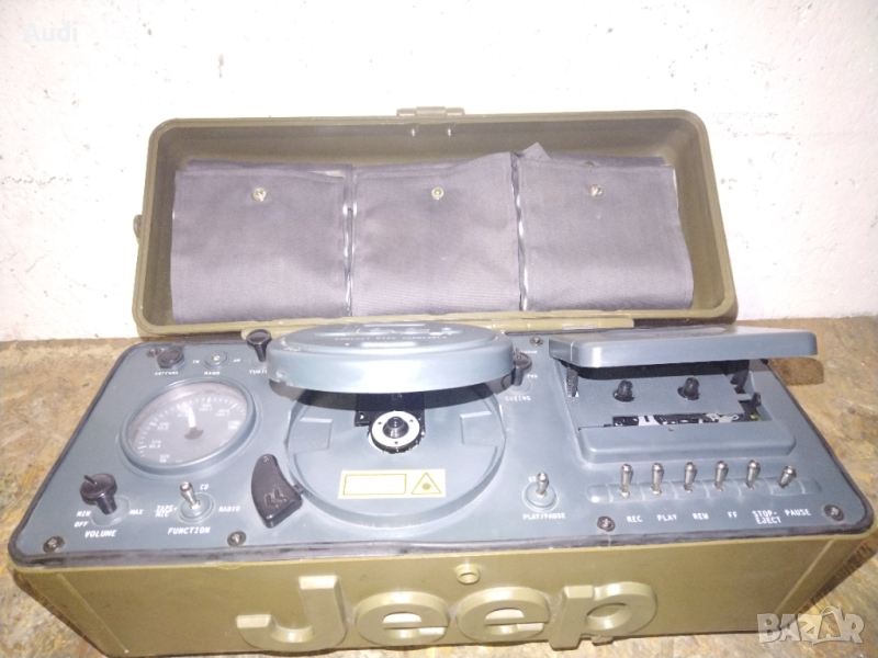 Радио-касетофон и диск на фирмата Roadstar, изработено по поръчка за автомобилната компания Jeep.  С, снимка 1