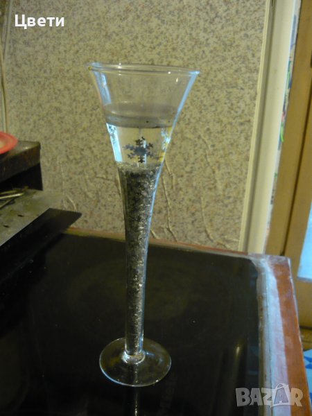 Стъклен свещник със свещ - Изящно украшение в сребристоСнежно, снимка 1