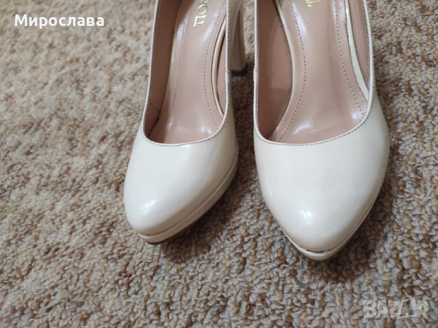 Бежови лачени обувки , снимка 2 - Дамски обувки на ток - 42564438