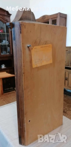 Красива ъглова витрина  от дърво, с декоративна дърворезба в горната част., снимка 7 - Шкафове - 52415443