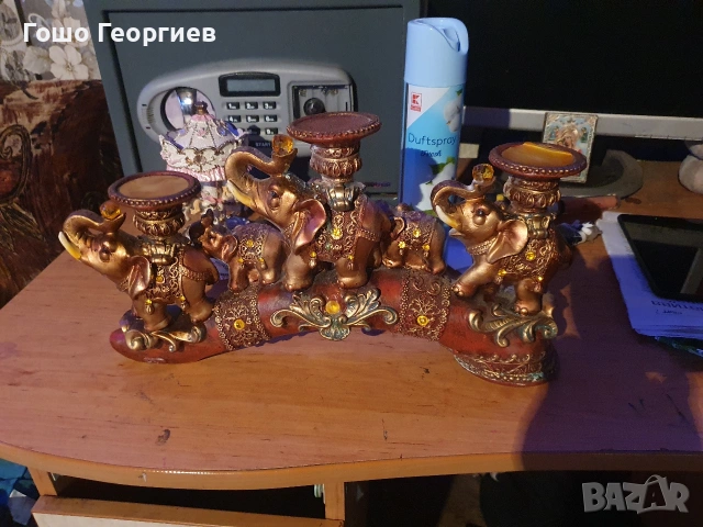 Трите слона, декорация