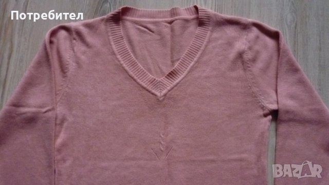 Дамски пуловер с остро деколте М-L