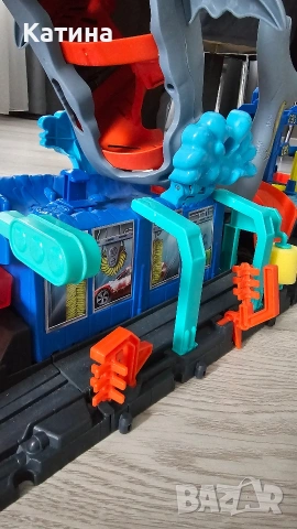 Писта Hot Wheels Автомивка с гигантска акула City Ultra Shark Car Wash, снимка 4 - Коли, камиони, мотори, писти - 53993849