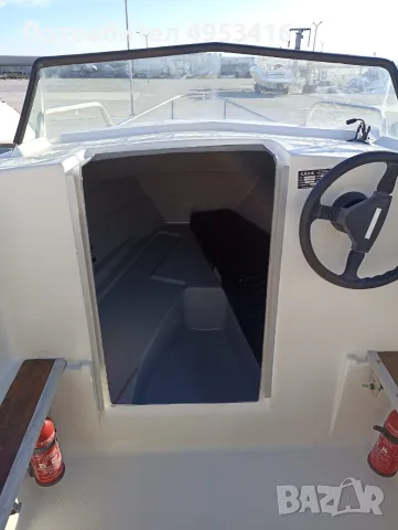 Моторна яхта EROS 430 с кабина за 4 души + Evinrude 9.8 к.с. + колесар, снимка 9 - Воден транспорт - 56137673