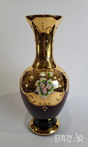 Бохемска стъклена ваза в наситен тъмно лилав цвят