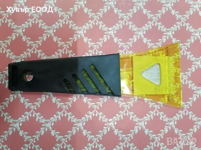 Стъргалка за лед за автомобилни стъкла, различни цветове/ НА ЕДРО