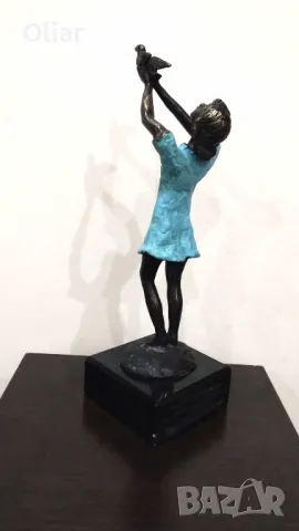Много красива и впечатляваща статуетка на момиче с птица., снимка 4 - Статуетки - 50336164