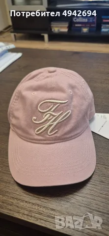 Дамска шапка на Tommy Hilfiger 