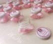 Свещ в украсено бурканче подаръчета за гостите на бебешка погача на тема Мини Маус, снимка 2