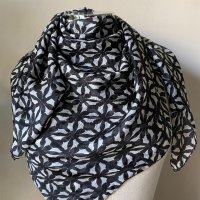 Копринен шал, Linca Lykke в черно и бяло, снимка 7 - Шалове - 40439438