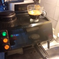Кафе машина Саеко меджик с ръкохватка с крема диск и вградената кафемелачка, работи отлично , снимка 2 - Кафемашини - 39721189