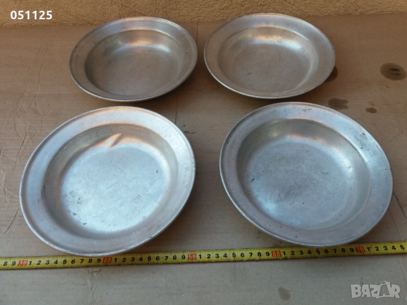 военнен комплект от 4 поливи метални чинии , снимка 1