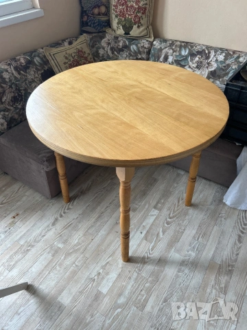 Кръгла дървена маса