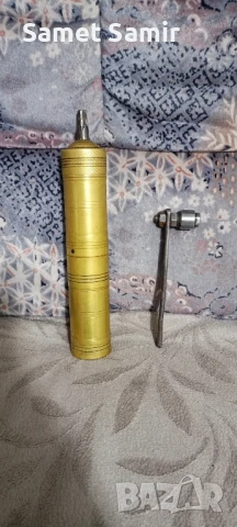 Стара кафемелачка ръчно в перфектно състояние 