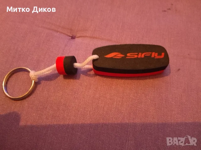 плаващ ключодържател от EVA пяна с логото на марката за електрически сърфове SiFly.