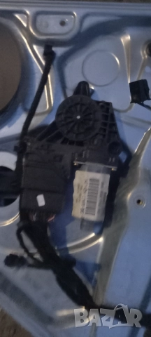 Заден десен стъклоповдигач VW Passat B5 / B5.5, снимка 2 - Части - 51686495