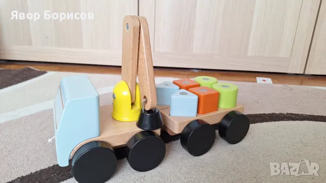 Дървен камион с кран и ремарке с товар