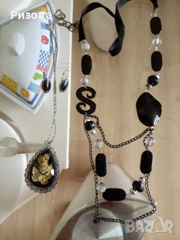 Продавам две кулиета с обици. 