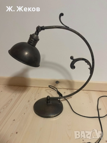 Дизайнерска настолна лампа