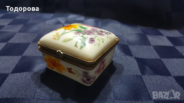 Порцеланова кутийка
