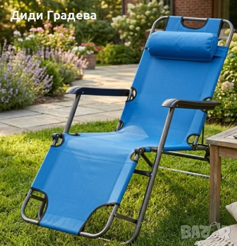 Сгъваем син шезлонг с възглавница - комфорт и релакс