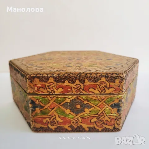 Шестоъгълна дървена кутия, пирографирана и оцветена, 1936/37 г., снимка 2 - Антикварни и старинни предмети - 55974984