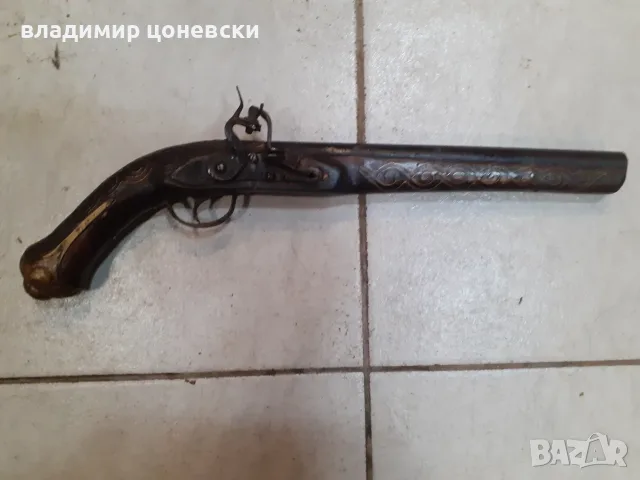 Стар кремъчен пистолет,пищов,богато украсен със  сребърни набивки,механизма зарежда ,щрака