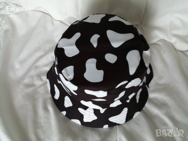 Двулицева шапка идиотка кравичка в черен в бял цвят, снимка 3 - Шапки - 37124144
