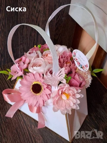 Кокетната дамска чанта с микс сапунени цветя от пластичен сапун в розово и пепел от рози, снимка 8 - Подаръци за жени - 50499499