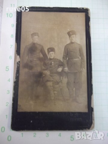 Снимка стара на трима военни