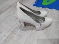 Бели обувки, снимка 1 - Дамски обувки на ток - 36795786