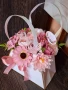Кокетната дамска чанта с микс сапунени цветя от пластичен сапун в розово и пепел от рози, снимка 8