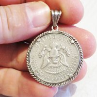 Медальон - сребърен американски долар, HALF DOLLAR - 1964 г. с лика на Кенеди и сребърен обков, снимка 5 - Колиета, медальони, синджири - 29630344