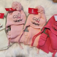 Зимен комплект шапка, шал и ръкавички, снимка 1 - Бебешки шапки - 42819061