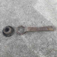 Железен ключ със самун за табанлия каруца, снимка 2 - Антикварни и старинни предмети - 36549444