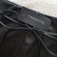 Черна асиметрична кожена пола TRENDYOL, снимка 2 - Поли - 35095144