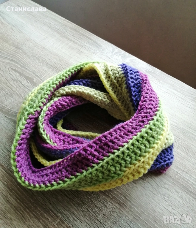 Ръчно плетена мекота – Цветен кръгъл шал (Снуд) с вълна, снимка 1