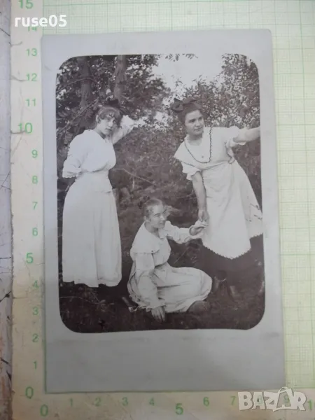 Снимка стара на три дами на излет, снимка 1