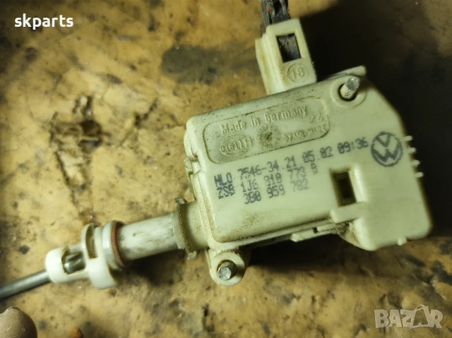 Машинка централно заключване за Volkswagen Golf 4 / Голф 4 хечбек, снимка 3 - Части - 50898292