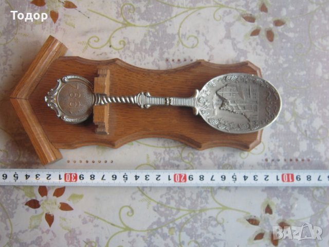 Уникална  калаена лъжица с поставка дъб 1984
