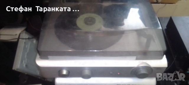 грамофон със радио тунер усилвател и вградени говорители 