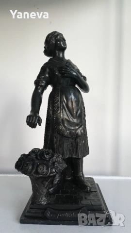 Френска, метална, антикварна статуетка  в романтичен стил, изобразяваща младо момиче с цветя. , снимка 11 - Статуетки - 54151864