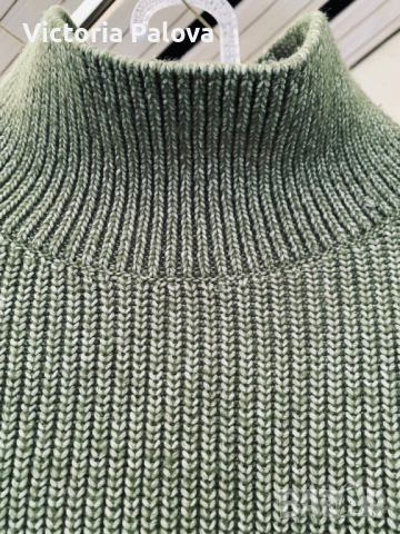 Разкошен пуловер кроп цвят olive 