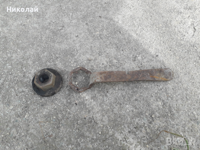 Железен ключ със самун за табанлия каруца, снимка 2 - Антикварни и старинни предмети - 36549444
