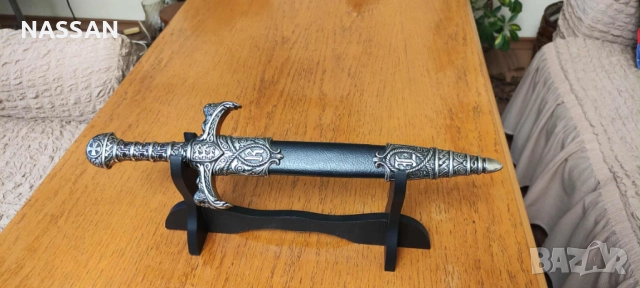 Декоративна метална сабя/ реплика/ с орнаменти и дървена стойка