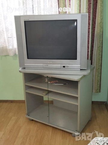 Телевизор с въртяща се маса.