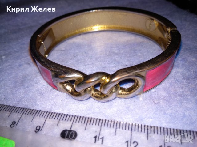 ШАРМАНТНА ЗЛАТИСТА МАРКОВА ФЕШЪН МОДЕЛ БРОНЗОВА ГРИВНА с РОЗОВ ЕМАЙЛ-ЛАК 37953, снимка 5 - Гривни - 40814197